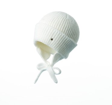 Белая вязанная шапочка с завязками 